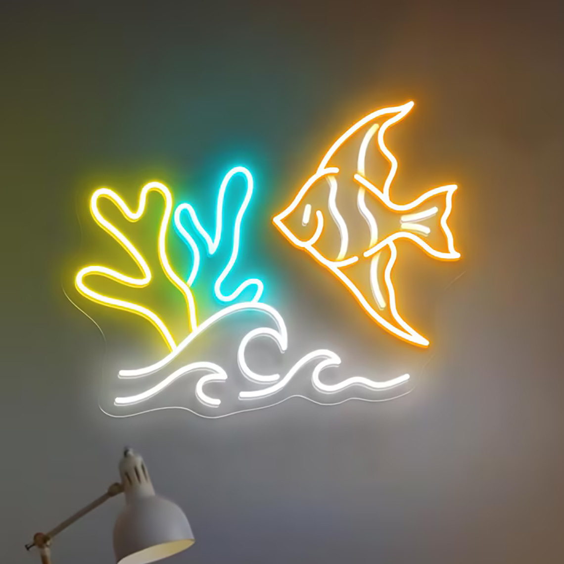 لافتة نيون على شكل سمكة، ديكور - مراجعة Aquarium Fish Restaurant وسعره